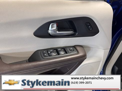 Used 2021 Chrysler Pacifica Touring-L w/ Uconnect Theater Family Group image 37