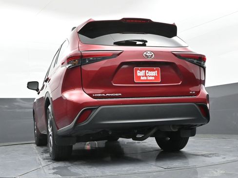 Certified 2024 Toyota Highlander XLE image 37