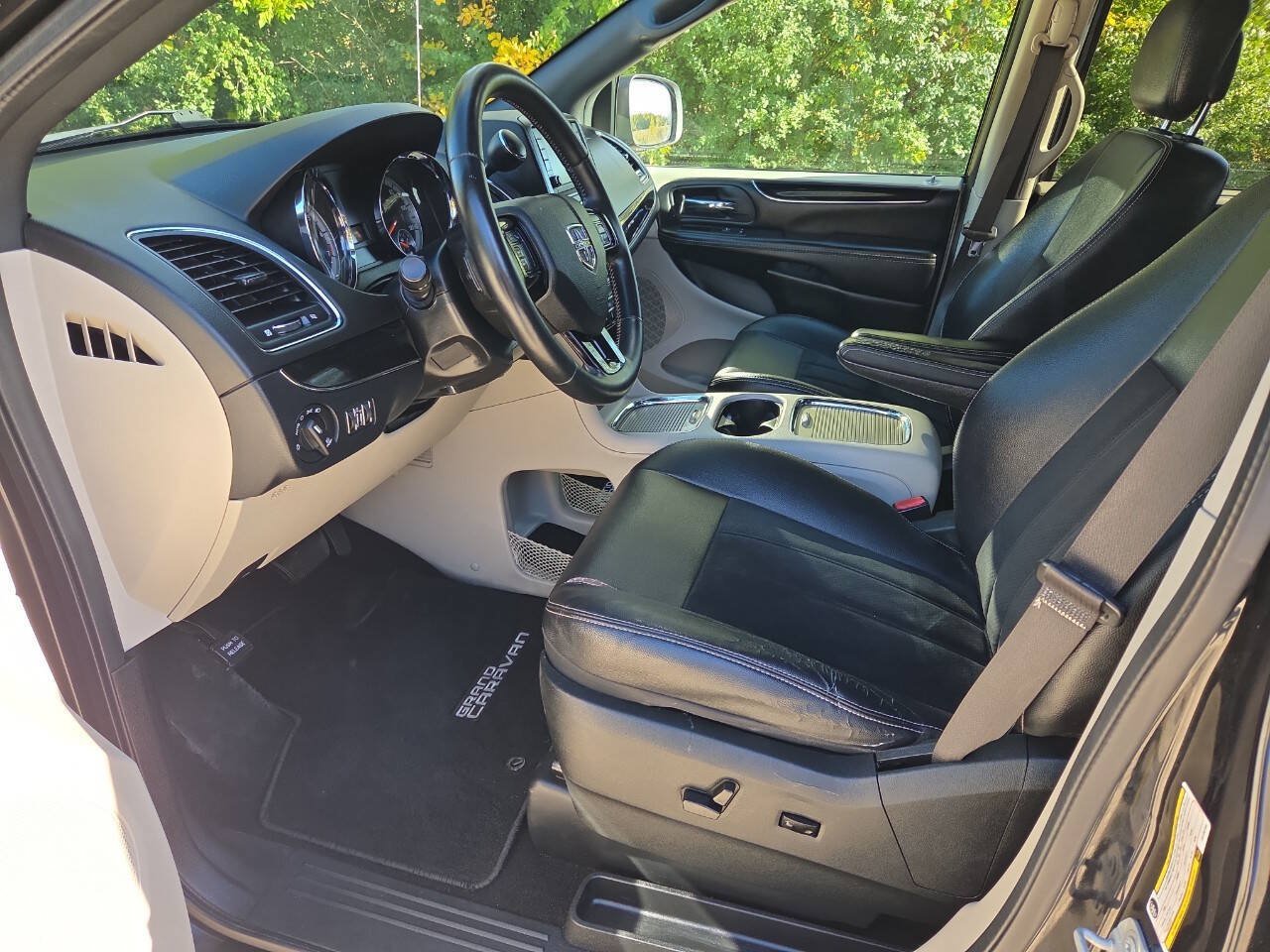 Used 2018 Dodge Grand Caravan SXT w/ Driver Convenience Group FWD image 11