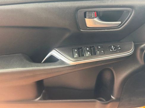 Used 2016 Toyota Camry SE image 17