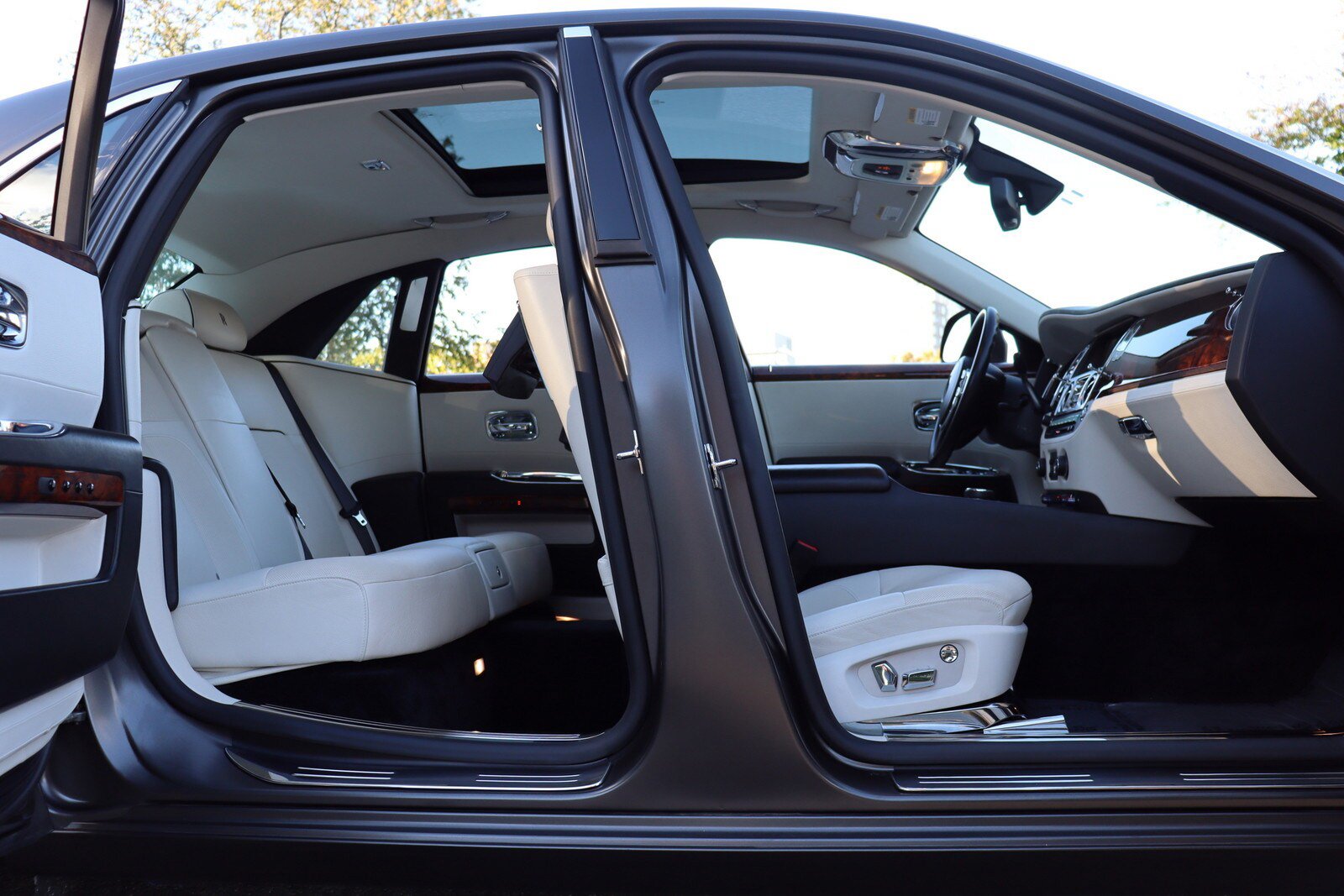 Used 2014 Rolls-Royce Ghost RWD image 28