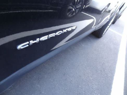 Used 2021 Jeep Cherokee Latitude w/ Mopar Interior Package FWD image 18