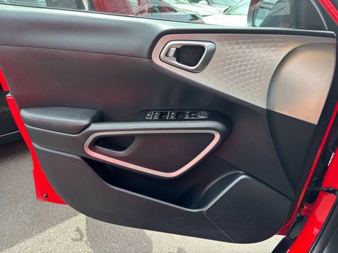Used 2025 Kia Soul LX w/ LX Technology Package FWD image 18