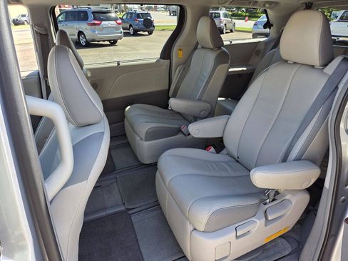 Used 2014 Toyota Sienna Limited w/ Limited Premium Package FWD image 11