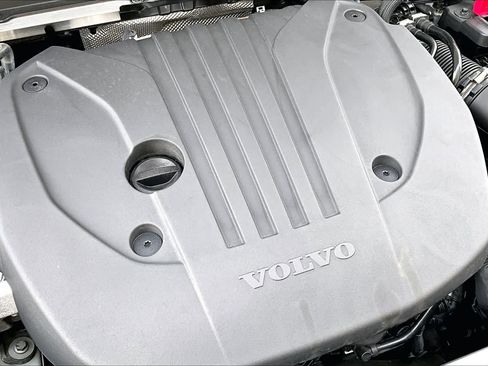 Used 2022 Volvo XC60 B5 Momentum image 30