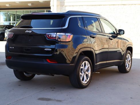 Used 2025 Jeep Compass Latitude AWD/4WD image 3