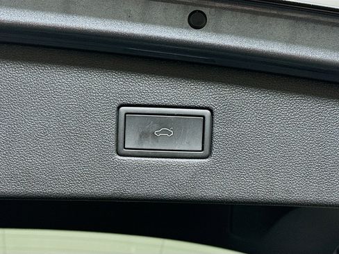 Used 2022 Volkswagen Tiguan SE w/ Panoramic Sunroof Package image 30