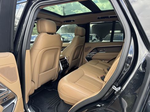 Used 2025 Land Rover Range Rover SE image 16