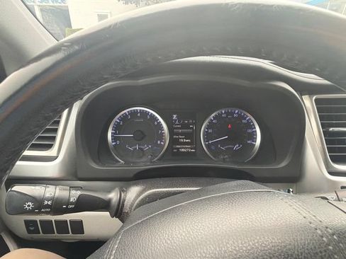 Used 2019 Toyota Highlander Plus AWD/4WD image 10