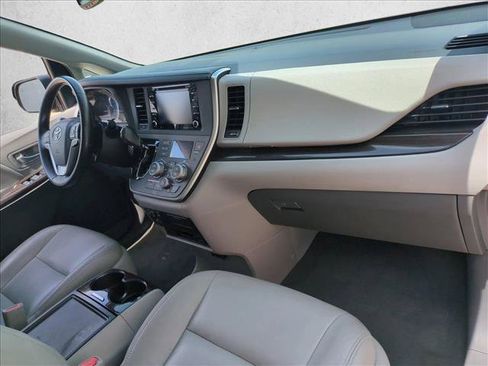 Used 2020 Toyota Sienna XLE w/ Entertainment Package FWD image 24