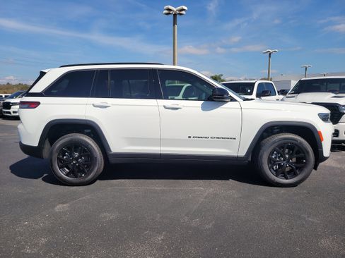 New 2026 Jeep Grand Cherokee Altitude RWD image 5