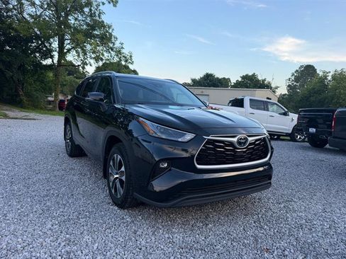 Used 2023 Toyota Highlander XLE AWD/4WD image 10