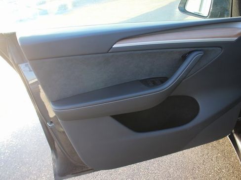 Used 2024 Tesla Model Y Performance image 10