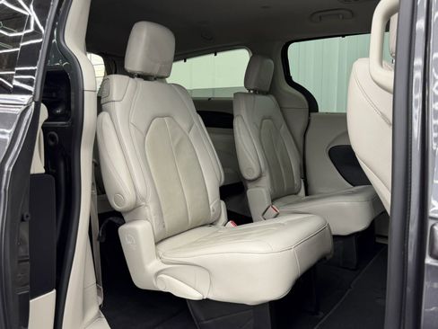 Used 2021 Chrysler Pacifica Touring-L image 14