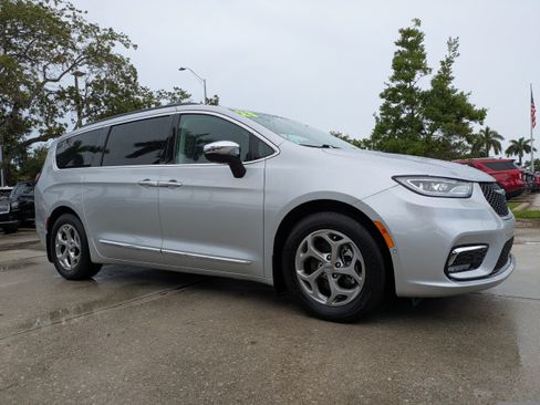Used 2023 Chrysler Pacifica Limited w/ Uconnect Theater Family Group FWD image 2