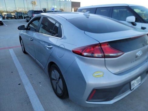 Used 2022 Hyundai Ioniq SE image 2