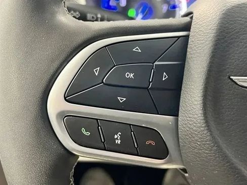 Used 2024 Chrysler Pacifica Touring-L image 35