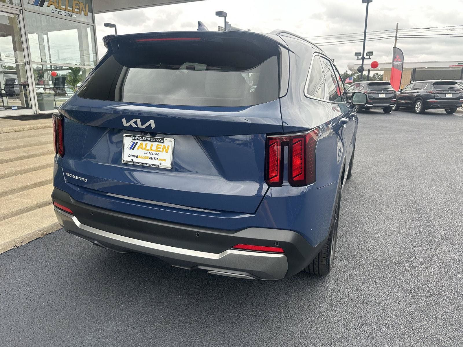Used 2025 Kia Sorento S FWD image 11