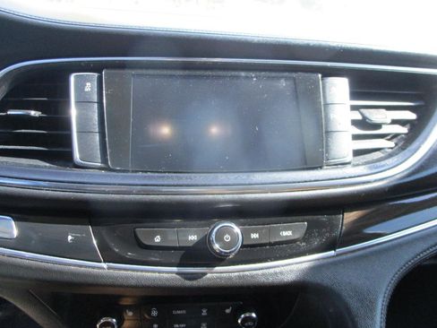 Used 2018 Buick Enclave Essence image 17