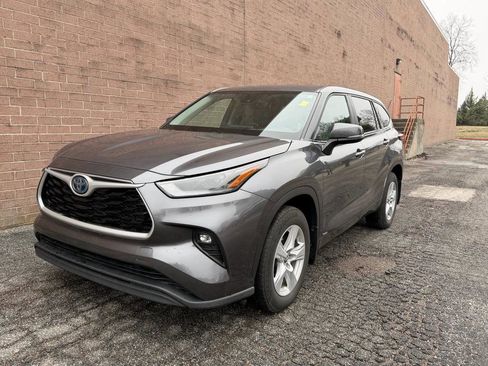 Used 2023 Toyota Highlander LE image 1