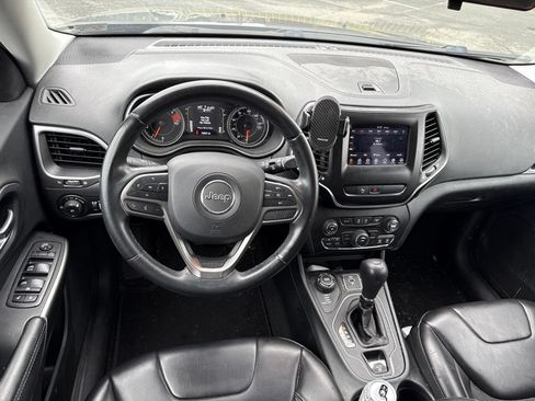 Used 2019 Jeep Cherokee Latitude Plus AWD/4WD image 3