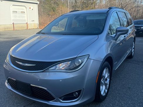 Used 2017 Chrysler Pacifica Touring-L w/ Tire & Wheel Group image 1