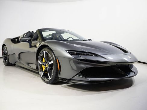 Used 2022 Ferrari SF90 Spider image 6