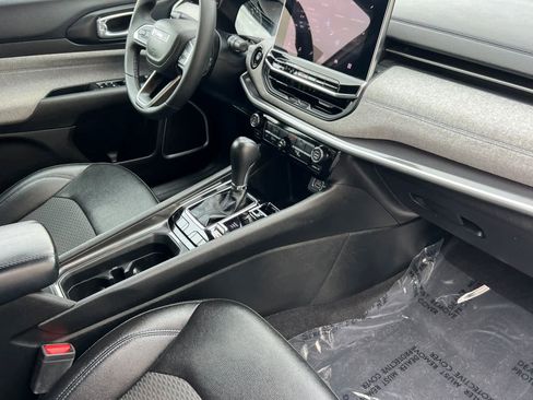 Used 2024 Jeep Compass Latitude image 17