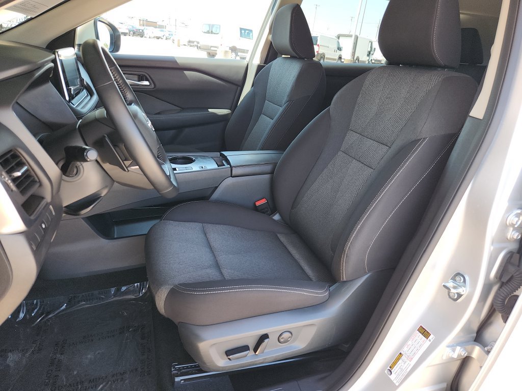 Used 2025 Nissan Rogue SV FWD image 13