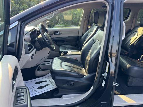 Used 2021 Chrysler Pacifica Touring-L FWD image 11