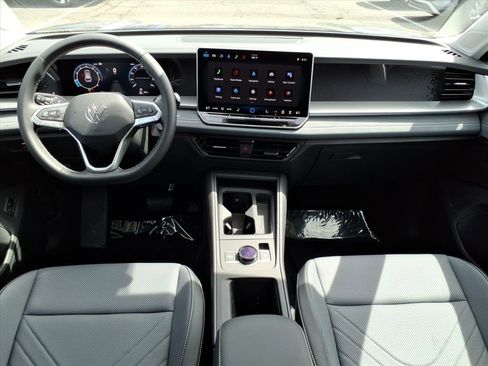 New 2025 Volkswagen Tiguan SE image 12