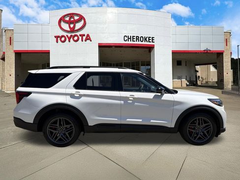 Used 2025 Ford Explorer ST AWD/4WD image 4