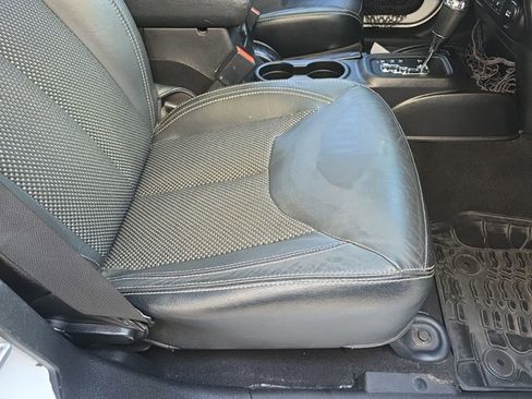 Used 2015 Jeep Wrangler Unlimited Sahara image 21