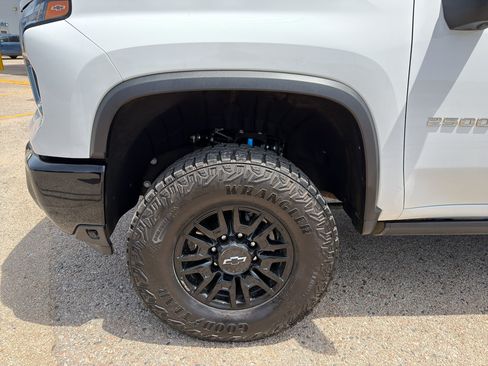 Used 2025 Chevrolet Silverado 2500 ZR2 w/ Technology Package AWD/4WD image 3