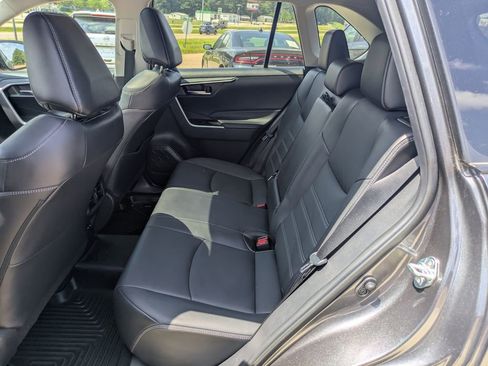 Used 2022 Toyota RAV4 XLE Premium image 11