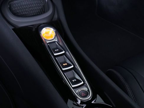 Used 2025 McLaren Artura Spider RWD image 27