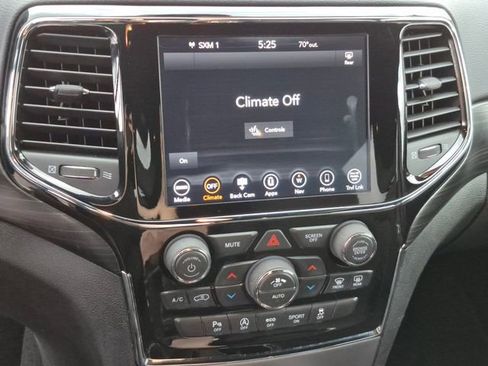 Used 2019 Jeep Grand Cherokee Laredo image 14