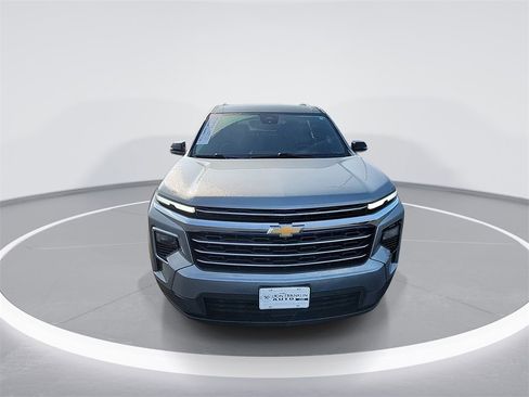 Used 2024 Chevrolet Traverse LT image 3