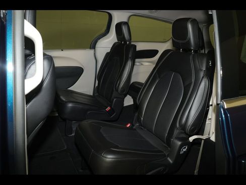 Used 2023 Chrysler Pacifica Touring-L image 26