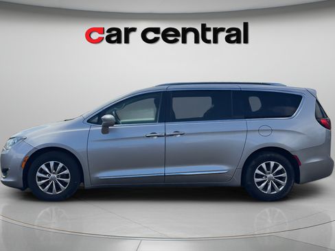 Used 2019 Chrysler Pacifica Touring-L FWD image 2