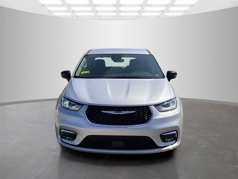 Used 2024 Chrysler Pacifica Touring-L image 2