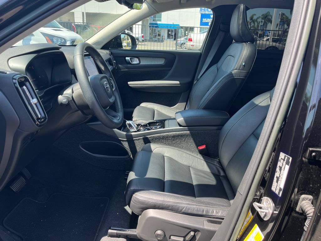 Used 2023 Volvo XC40 B5 Plus w/ Driver Assist Package AWD/4WD image 9