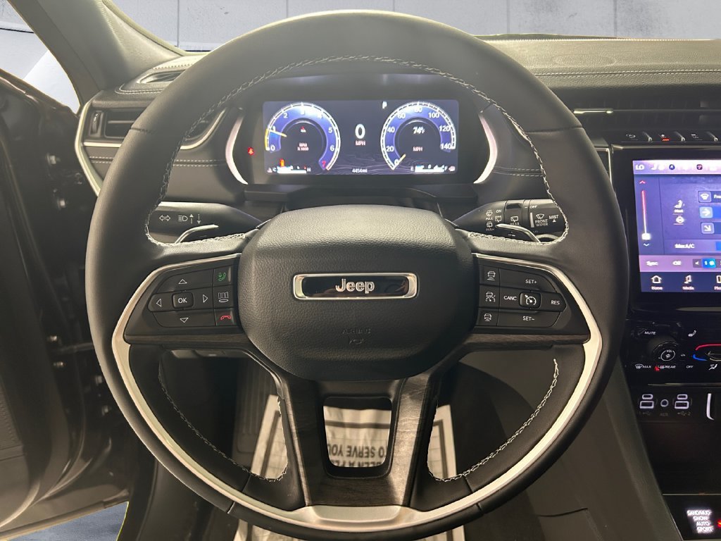 Used 2025 Jeep Grand Cherokee Limited AWD/4WD image 9