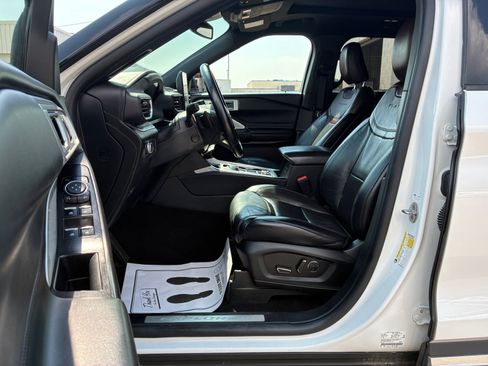 Used 2020 Ford Explorer Platinum w/ Premium Technology Package AWD/4WD image 12