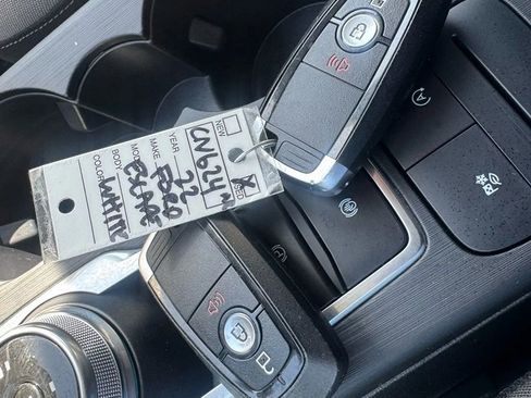 Used 2022 Ford Escape SE image 25