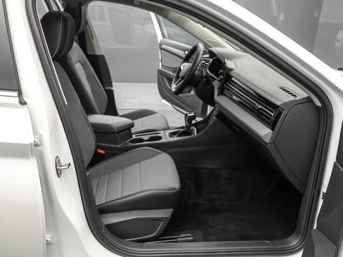 Used 2025 Volkswagen Jetta SE image 33