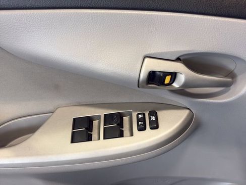 Used 2013 Toyota Corolla LE image 12