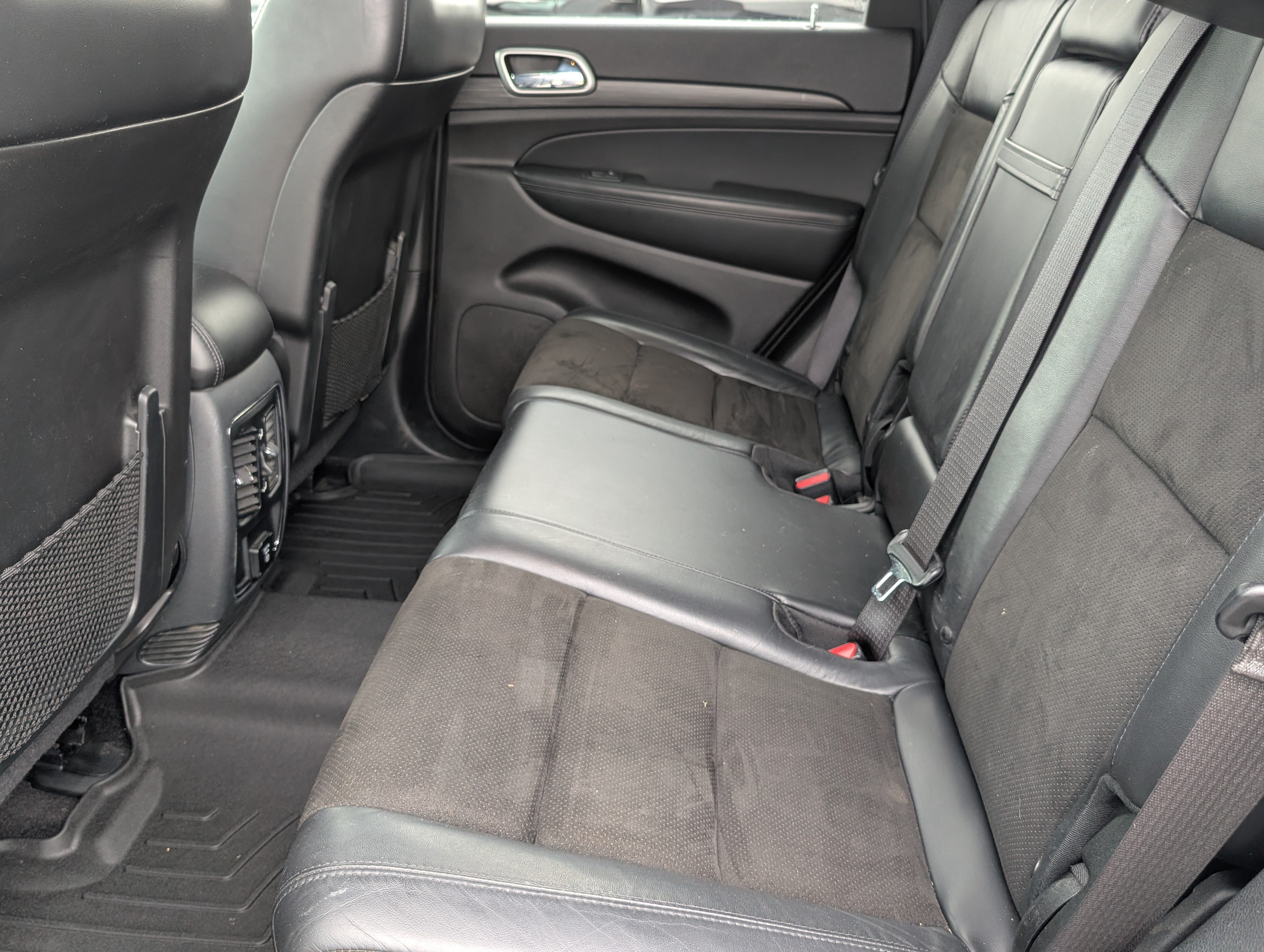 Used 2019 Jeep Grand Cherokee Altitude AWD/4WD image 14