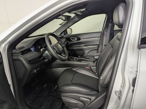 New 2026 Jeep Compass Latitude image 10