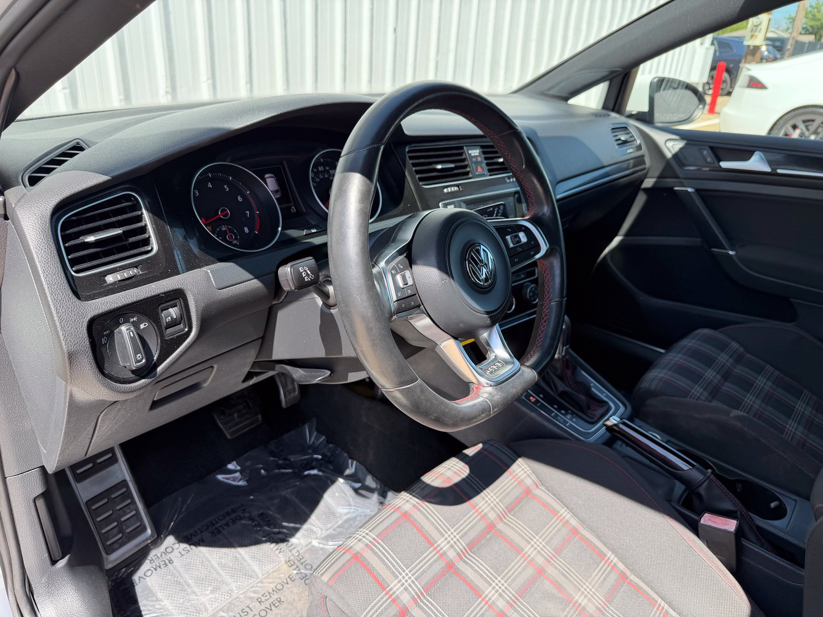 Used 2015 Volkswagen Golf 4-Door FWD image 15